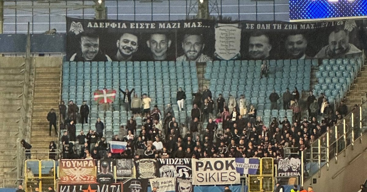 Уболівальники ПАОКа вивісили російський прапор під час матчу з "Динамо"