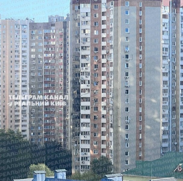 Наслідки атаки по багатоповерхівці. Фото: Реальний Київ