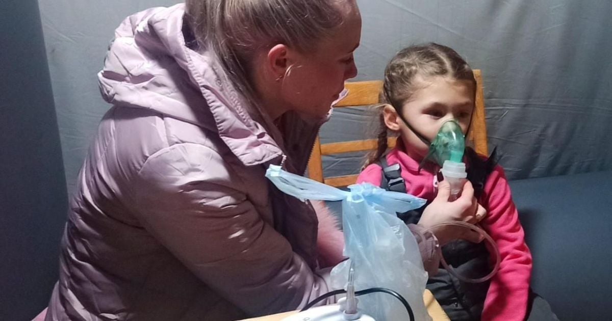 Під Києвом мати привела маленьку доньку до "Пункту незламності", щоб зарядити інгалятор: щемливе фото