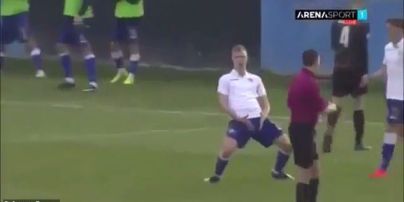 Хорватский футболист повторил жест Роналду с яйцами и получил красную карточку