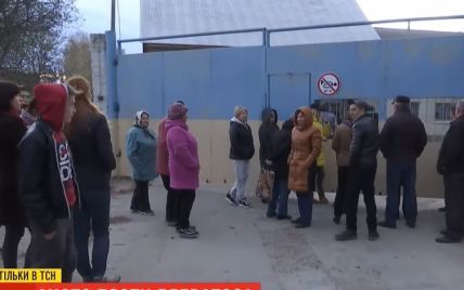 На Тернопільщині люди вимагають закрити елеватор, через який кілька місяців живуть у червоному снігопаді