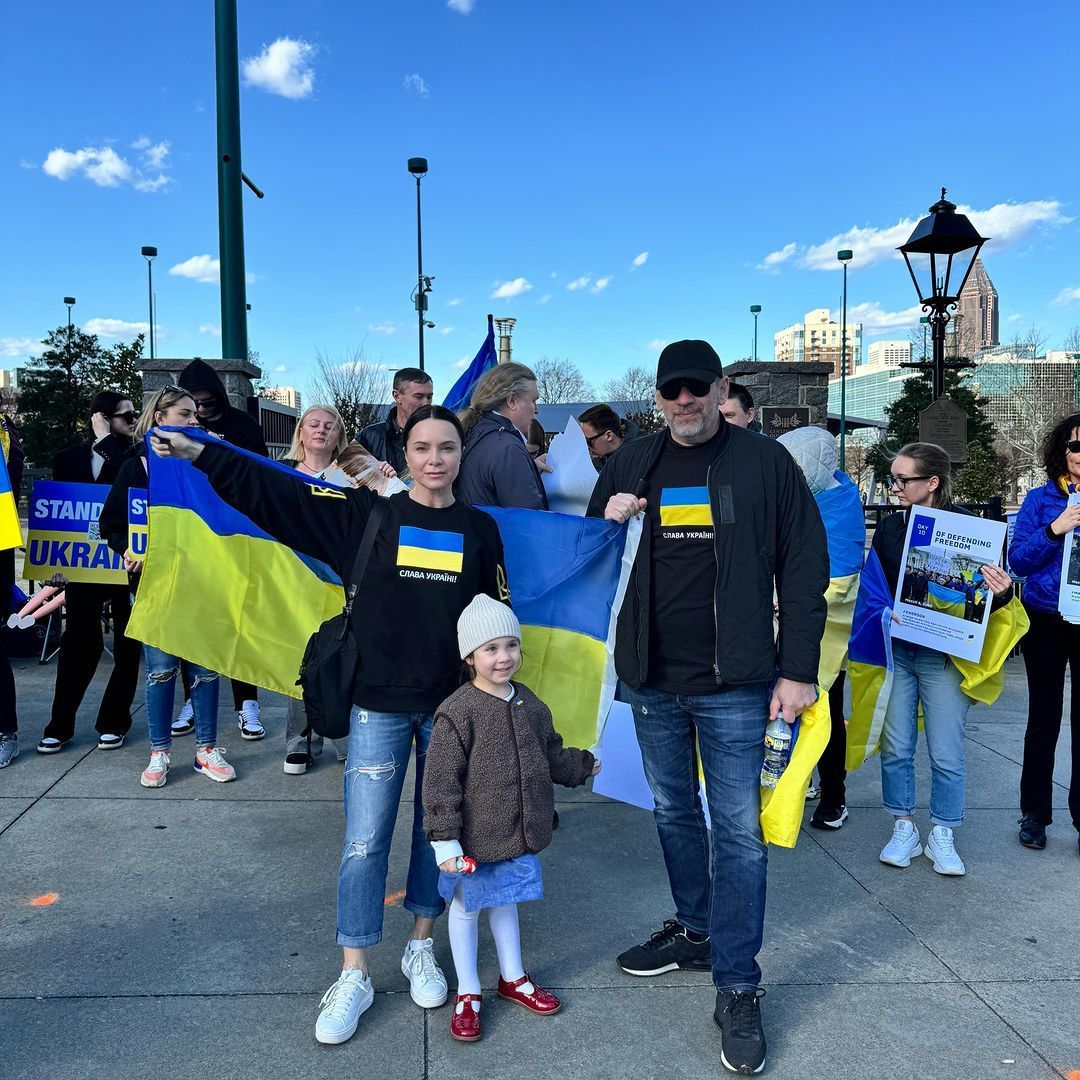 Лилия Подкопаева с мужем и дочерью на митинге / © instagram.com/podkopayeva_official