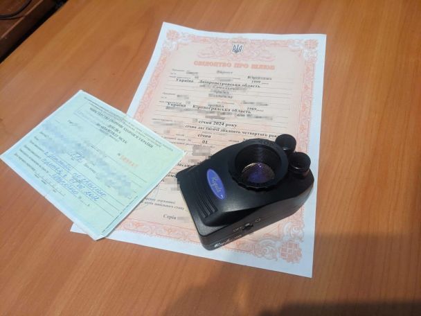 Довідка та свідоцтво про шлюб, які надали "молодята"