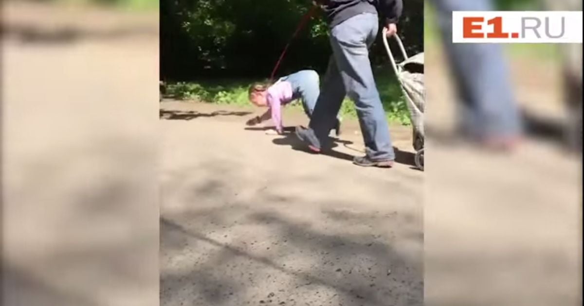 Женщина выгуливала ребенка, как животного