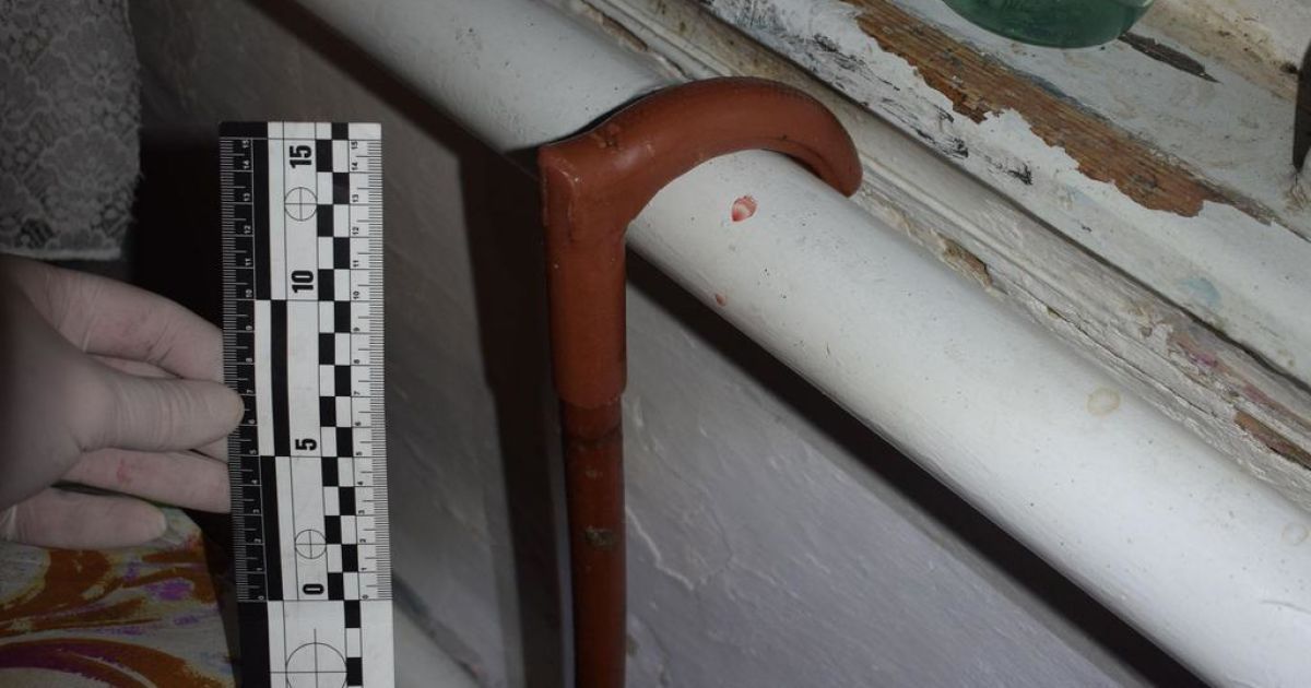 Обличчя перетворилося на суцільну гематому: у Кременчуці чоловік вбив 97-річну жінку, за якою доглядав