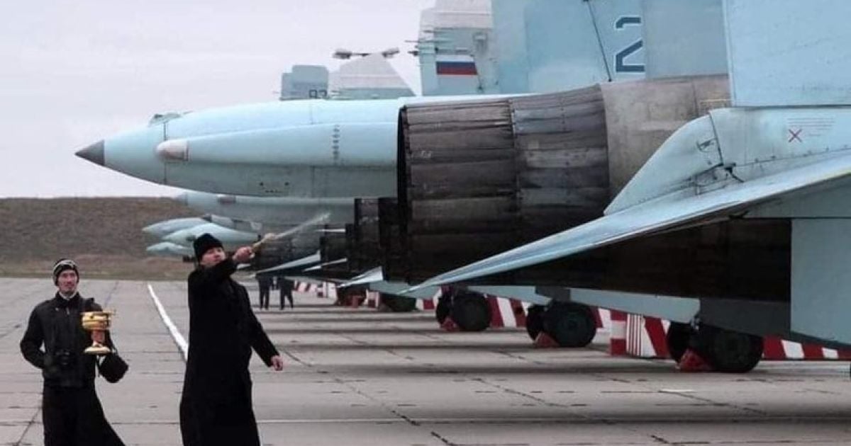 Поп РПЦ освящает российские бомбардировщики
