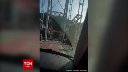 Зухвалі молодики проїхались на авто Пішохідним мостом