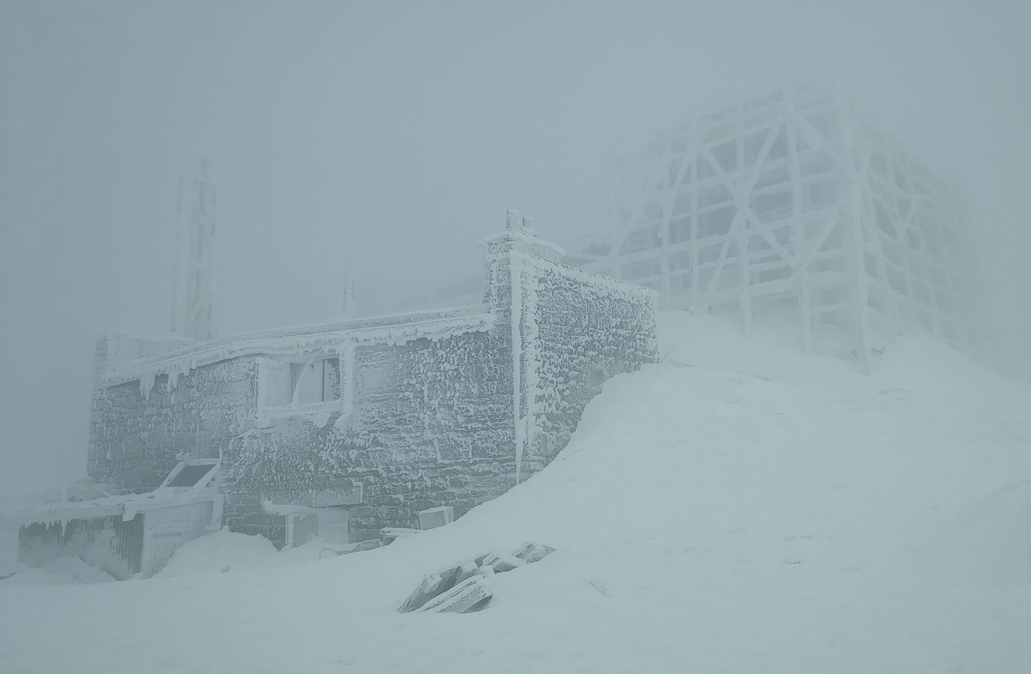 На горі Піп Іван 9 травня лежить сніг, температура повітря - 5 градусів морозу. / © facebook/Чорногірський гірський пошуково-рятувальний пост