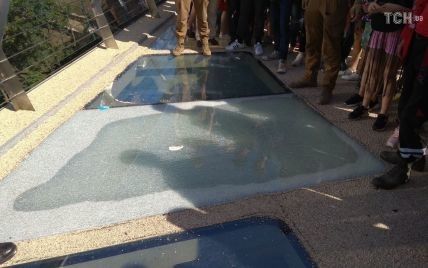 Активно прыгали: на новом пешеходно-велосипедном мосту в Киеве треснуло стекло на смотровой площадке