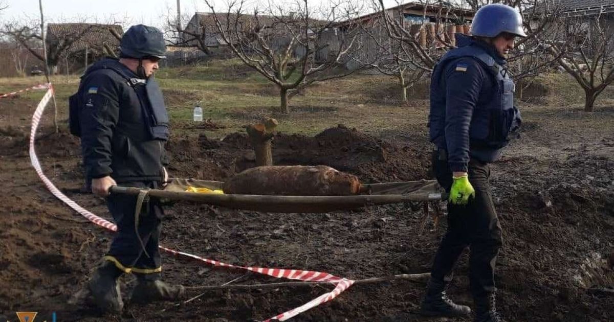 У Запорізькій області в садку люди знайшли 100-кілограмову авіабомбу (фото)