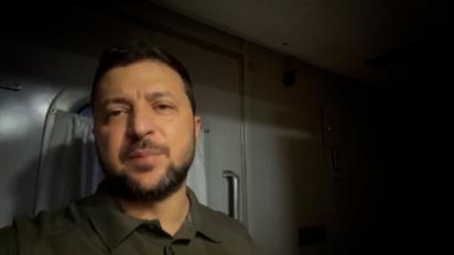 Снова в поезде - Зеленский записал ночное обращение по дороге с передовой