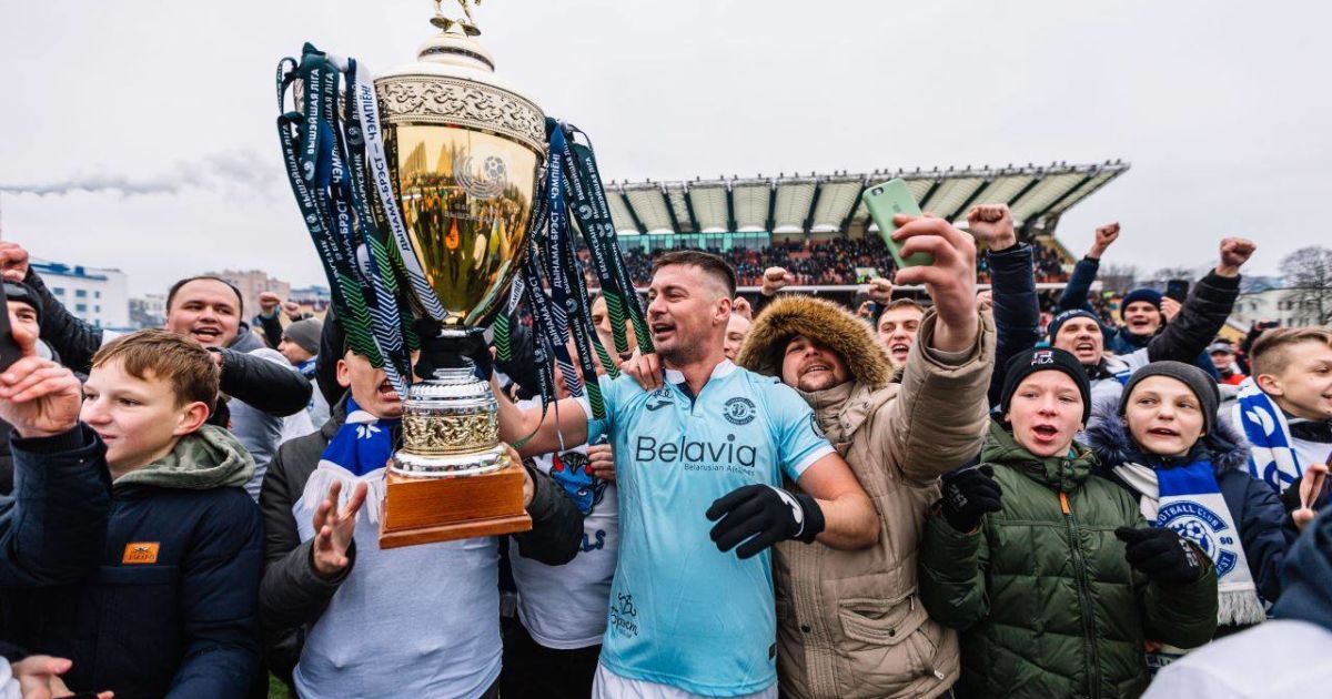 Обнял, как родного. Милевский забавно затискал чемпионский кубок