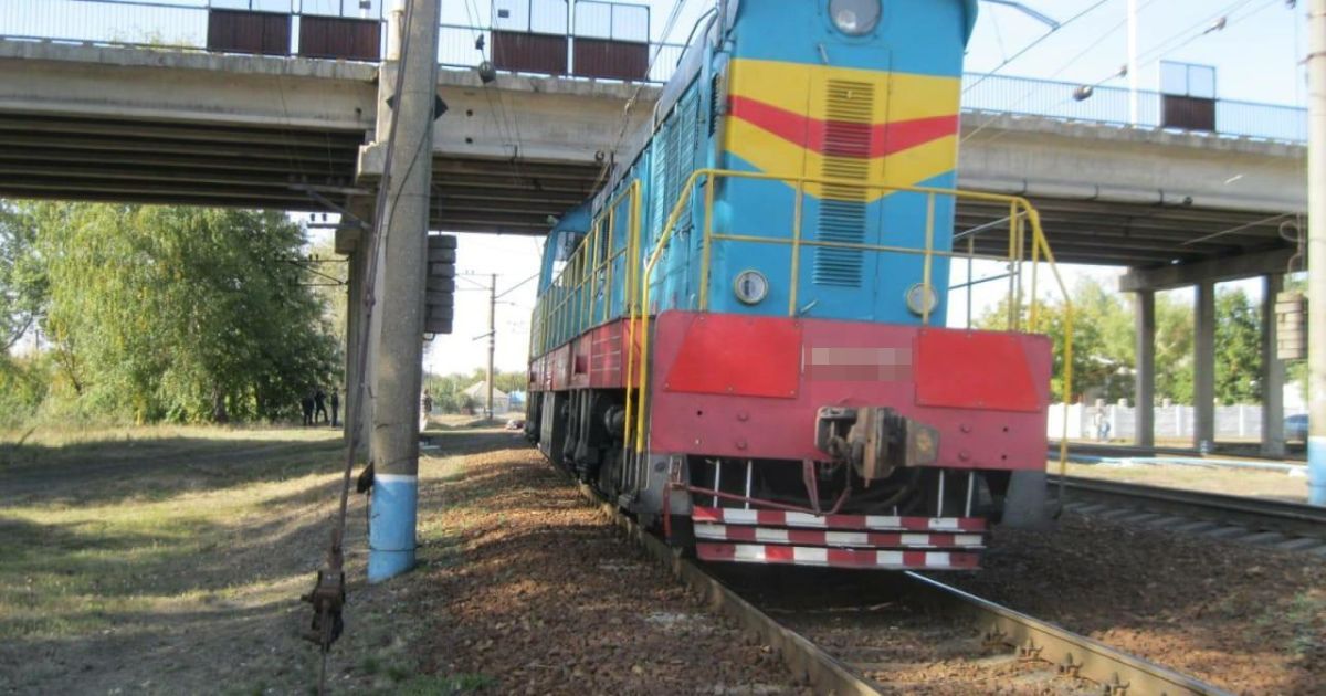 В Ізюмі чоловік після невдалої спроби повіситися кинувся під потяг