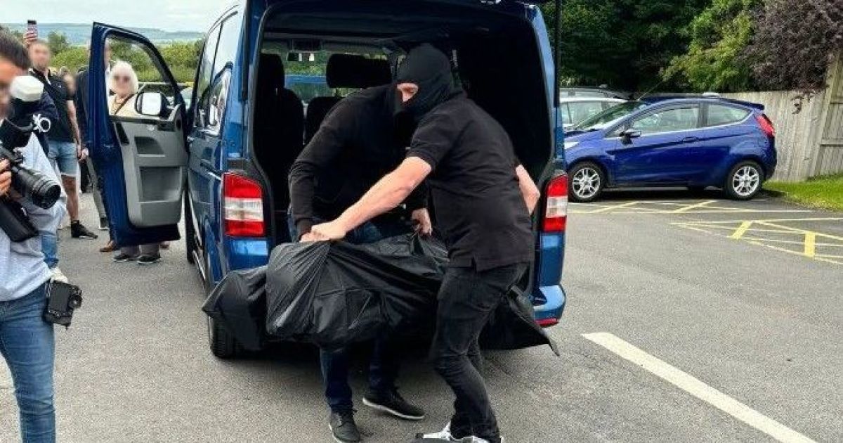 Хлопець прибув на шкільний випускний у мішку для трупів