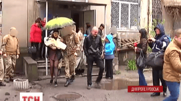 У Дніпродзержинську військовослужбовці зустріли з пологового немовля у камуфляжних повзунках