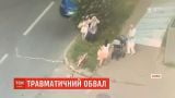 В центре Харькова металлический забор упал на мать с двумя детьми