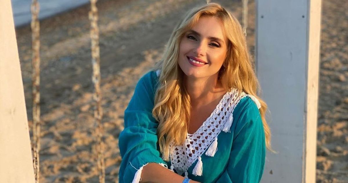 Игривая Ирина Федишин устроила стриптиз прямо на пляже