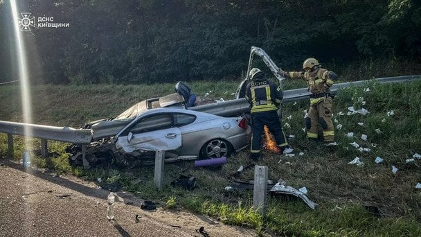 Машину нанизало на отбойник: на Киевщине произошло смертельное ДТП (фото)