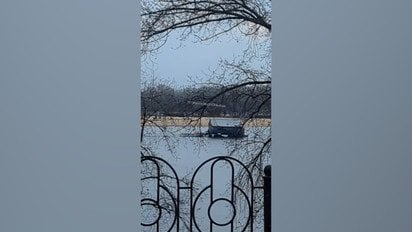 У Києві посеред Дніпра помітили плавучий будинок