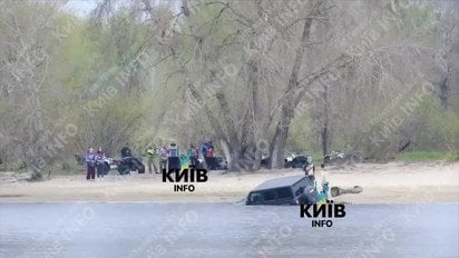 В Києві водій втопив джип у Дніпрі