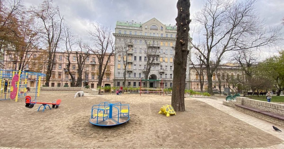 Воронку от ракеты в парке Шевченко в центре Киева засыпали песком: что там будет (фото, видео)