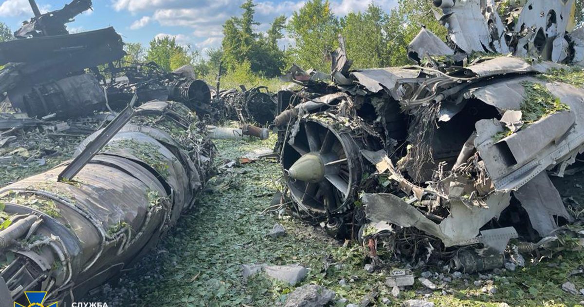 Наслідки російського авіаудару по аеродрому "Канатове", причиною якого стала "спецоперація" ексрозвідника Романа Червінського