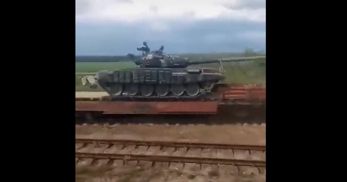 Білоруський ешелон з танками рухається до кордону з Україною: відео