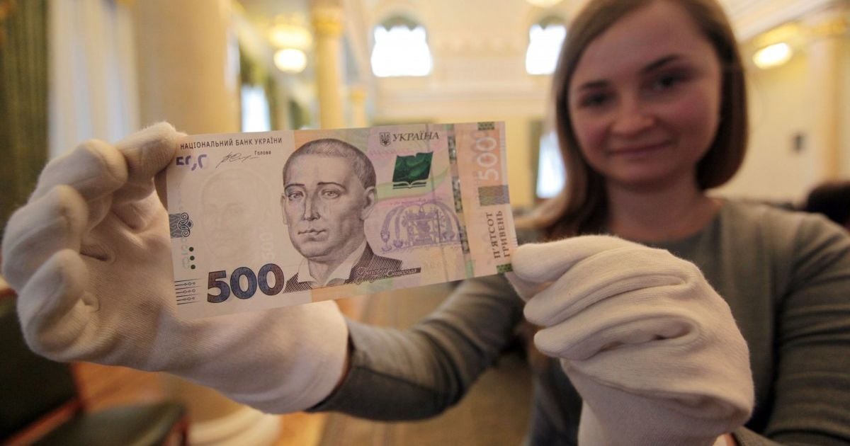 Гривна укрепляется, ослабляя доллар с евро. Валютный прогноз экономистов на начало лета