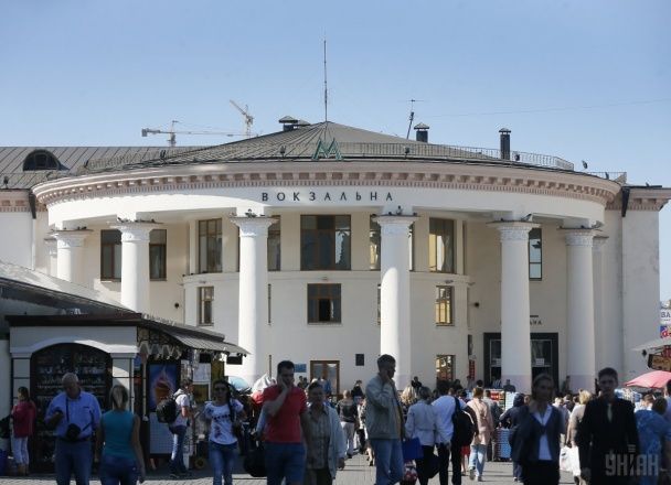 В Киеве на станции метро "Вокзальная" образовались огромные очереди: в чем дело (видео)