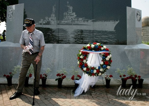 Альберт Морріс, який вижив після трагедії корабля «Індіанаполіс», проходить повз пам’ятник на честь загиблих товаришів  / © Associated Press