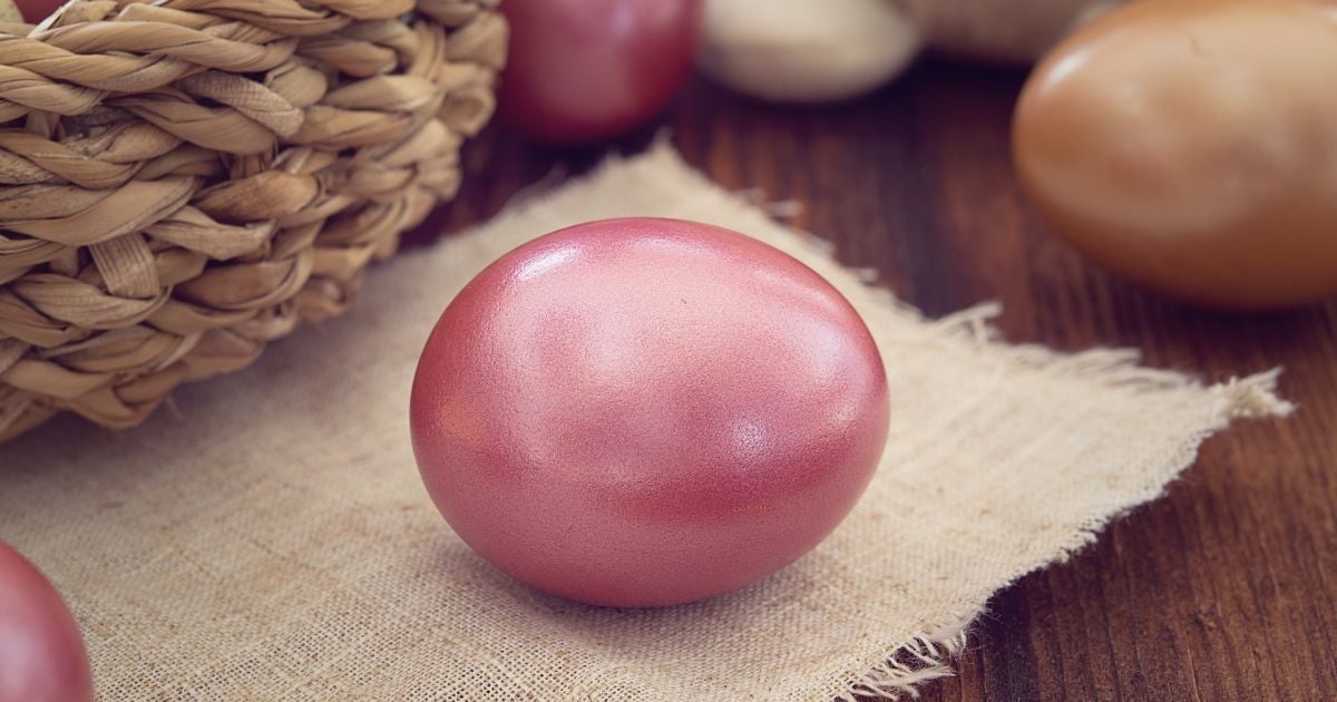 Розовые пасхальные яйца.