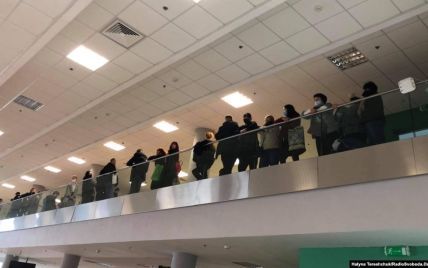 У Львові до міської виборчої комісії вишикувалися довжелезні черги: скільки протоколів встигли опрацювати