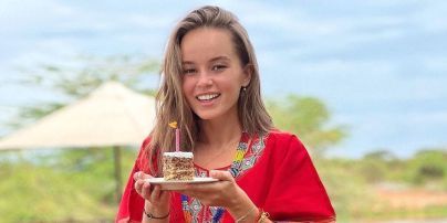 В красном наряде и с тортом: участница "Холостяка-10" показала, как отпраздновала день рождения в Африке