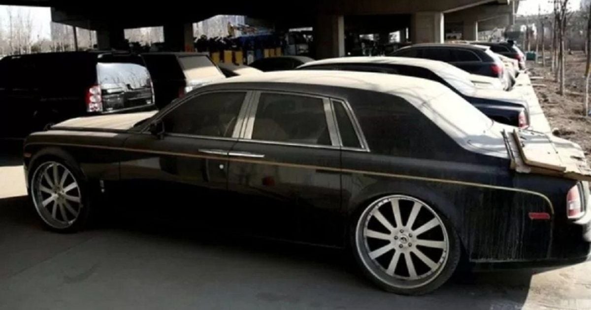 У Китаї знайшли "кладовище" суперкарів та елітних авто, які стоять покинутими під мостом (фото)