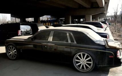 В Китае нашли "кладбище" суперкаров и элитных авто, стоящих под мостом (фото)