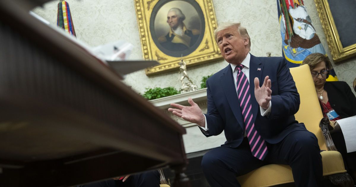Высмеял Грету и обругал демократов: Трамп побил собственный рекорд по количеству твитов за один день