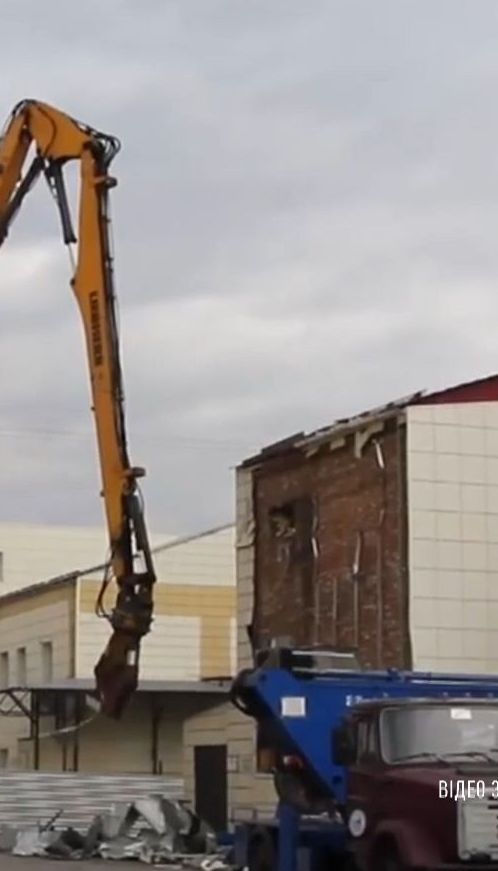 В российском Кемерове сносят торговый комплекс, в котором сгорели десятки людей