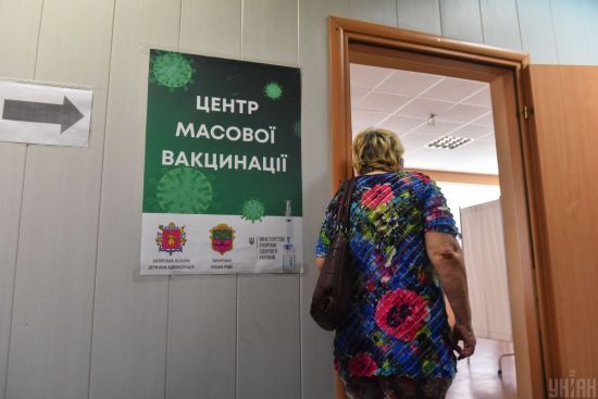 У МОЗ розповіли, на які вакцини можуть розраховувати українці та чи зможуть щепити всіх охочих