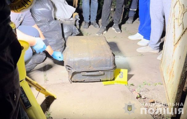 Валіза, в якій перебувало тіло дівчинки / © Національна поліція України