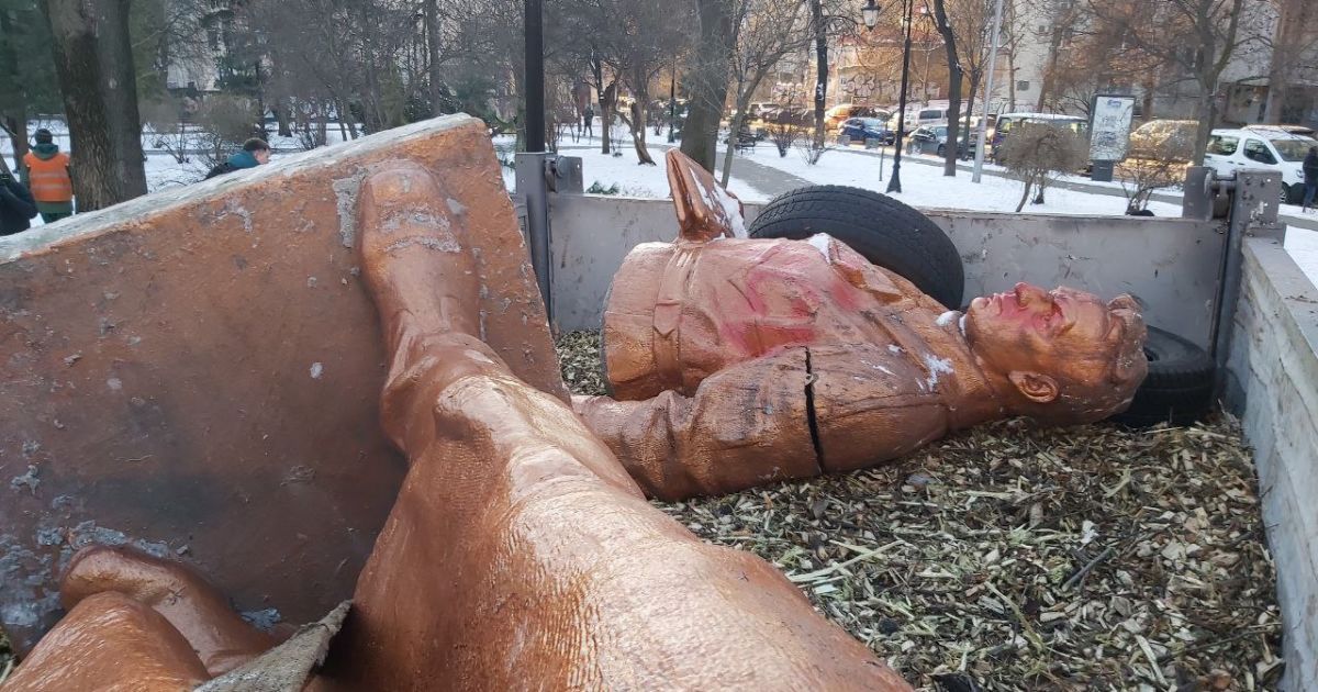 У Києві демонтували пам’ятник Чкалову - Мінкульт нарешті дав дозвіл