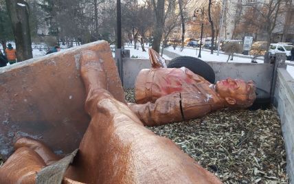 У Києві демонтували пам’ятник Чкалову - Мінкульт нарешті дав дозвіл