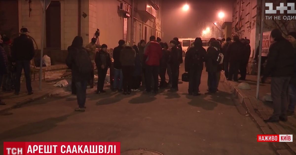Мітингувальники під СІЗО готові "лягти кістьми", аби Саакашвілі не доїхав до суду