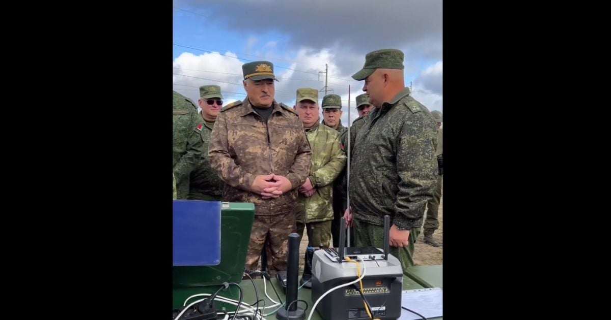Самопроголошеному президенту Білорусі Олександру Лукашенку демонструють "аналог" Starlink