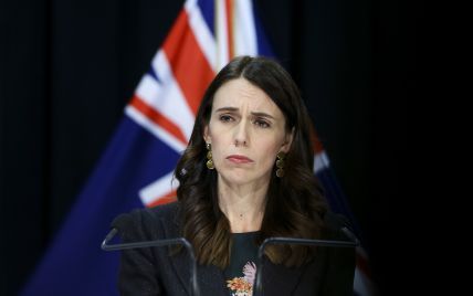 В блузке с цветочной вышивкой и с элегантными сережками: деловой аутфит премьер-министра Новой Зеландии