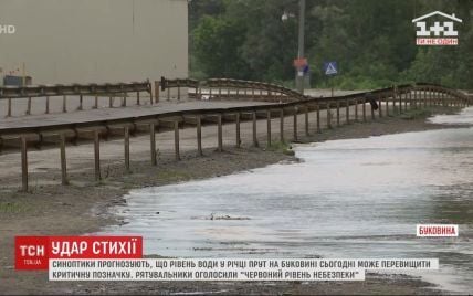 Река Прут на Буковине поднимается: вода дошла до Калиновского рынка