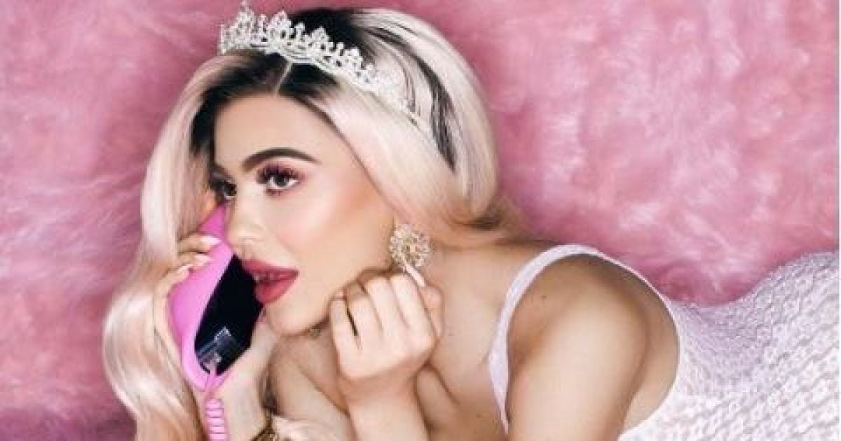 Українка Самсонова показала сестру Кардашян у купальнику в оточенні фламінго