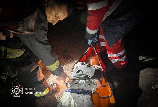 Чрезвычайники спасли девушку, которая упала в 8-метровую шахту