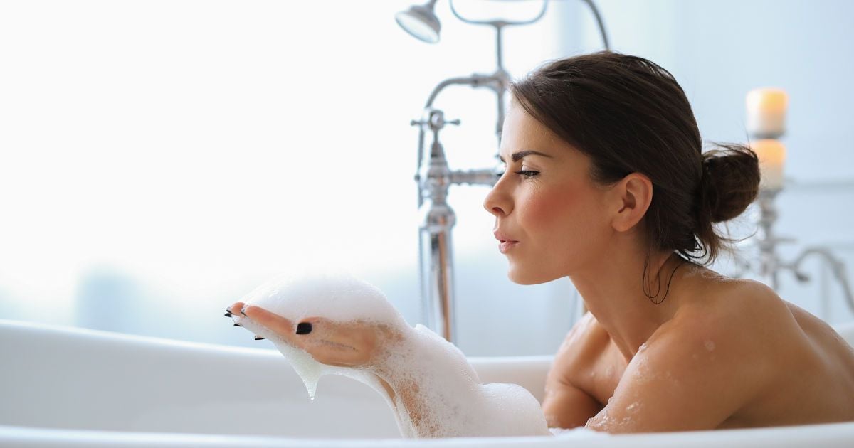 Жінка приймає ванну