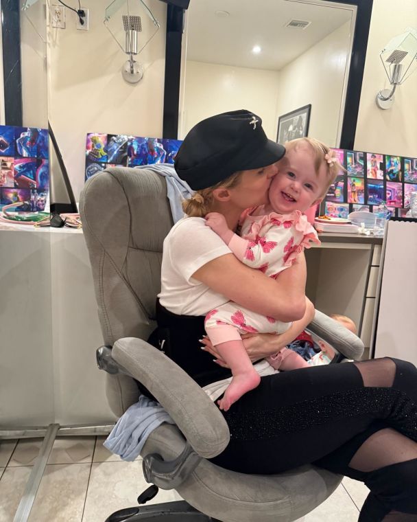 Періс Гілтон з донькою / © instagram.com/parishilton