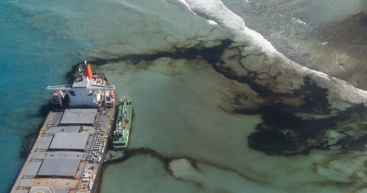 Масштабная утечка нефти у Маврикия: танкер раскололся надвое